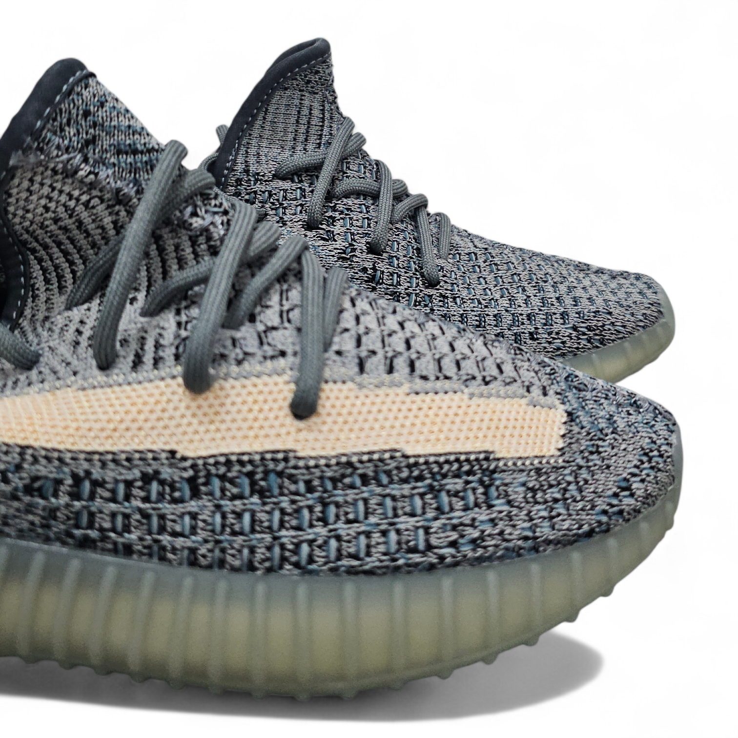 حذاء Yeezy Boost 350 لون رمادي + أخضر قياس 38 - الصورة 2