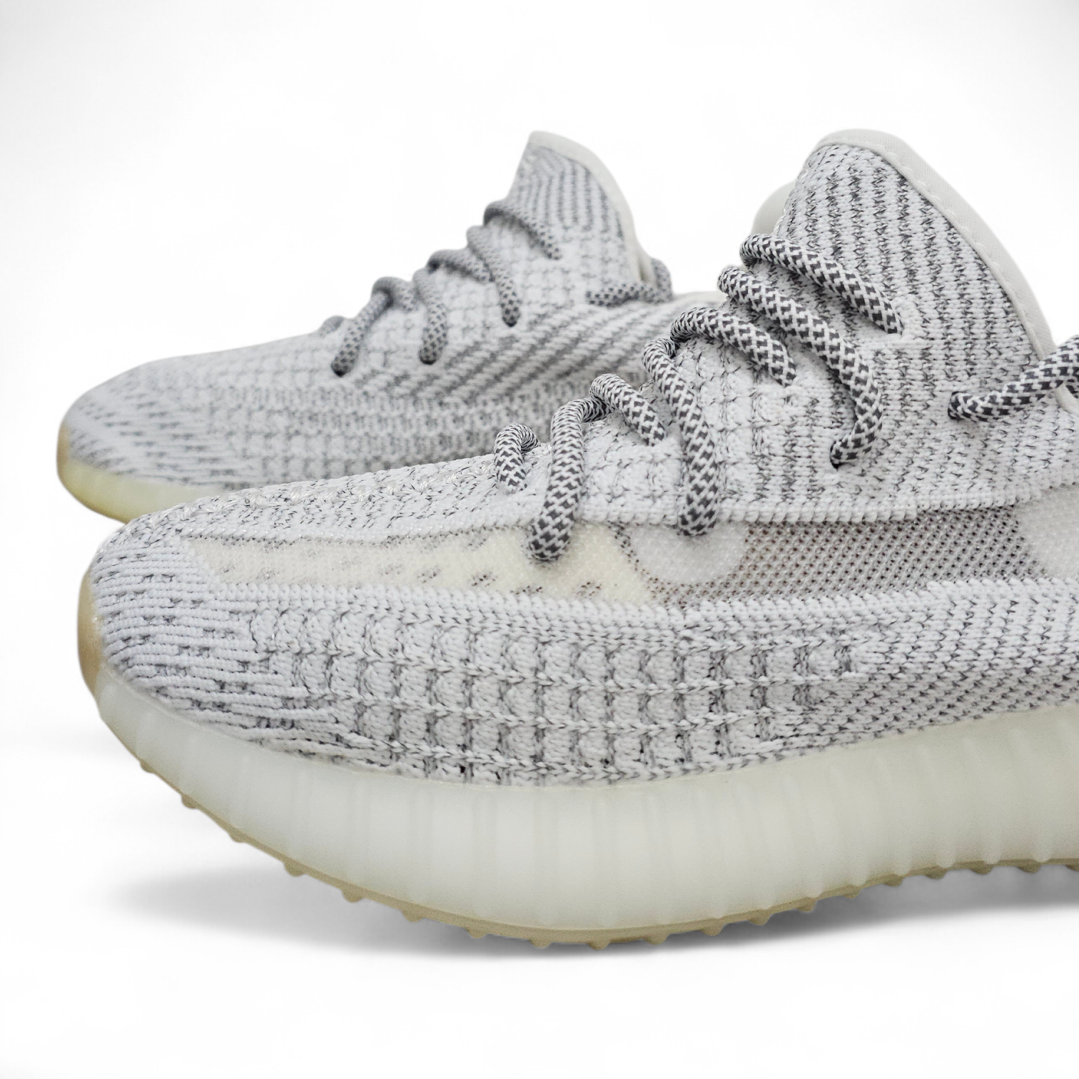 حذاء Yeezy Boost 350 لون أبيض ناصع قياس 37 - الصورة 2
