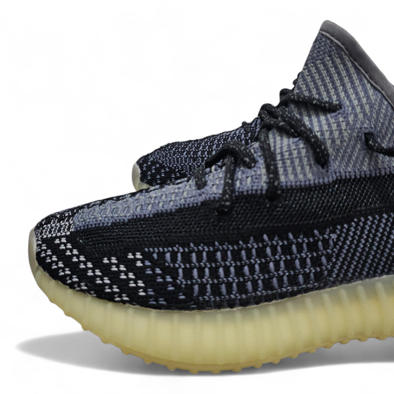 حذاء Yeezy Boost 350 لون أسود قياس 37 - الصورة 4