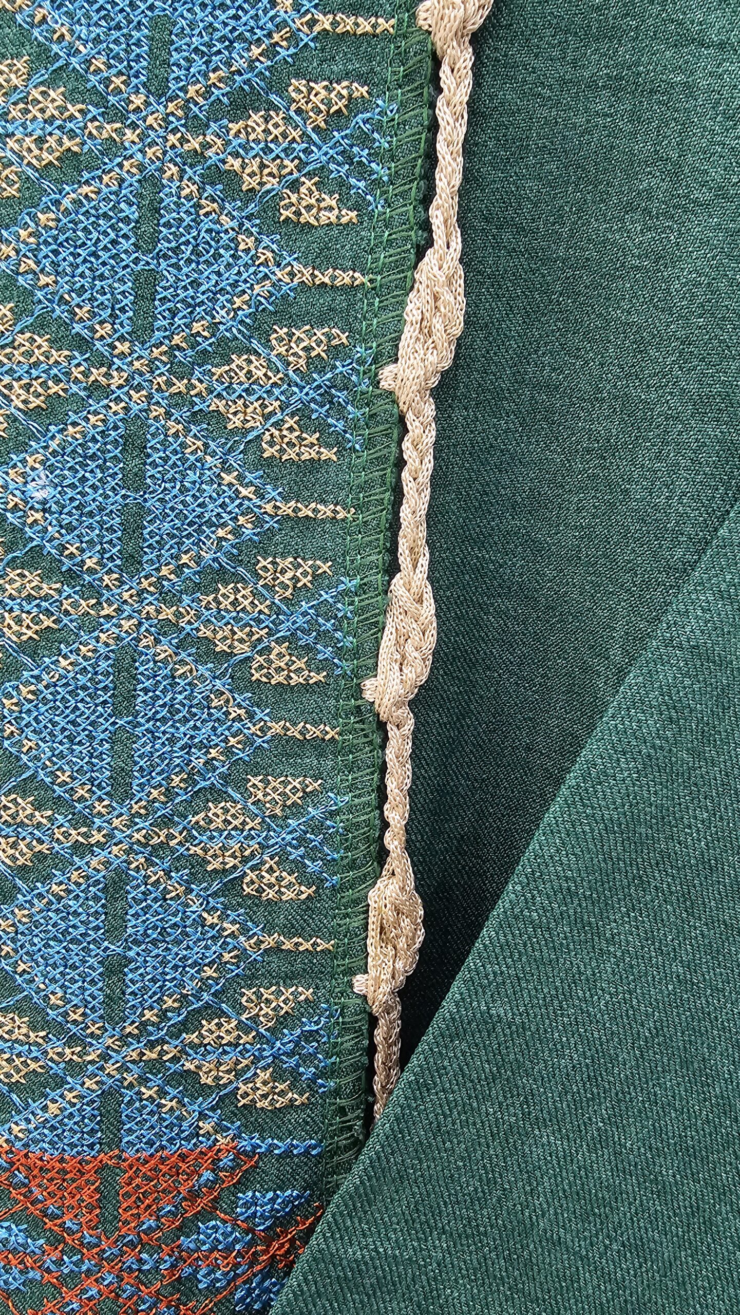 جلباب نسائي أخضر بتطريز تراثي ملون - الصورة 4