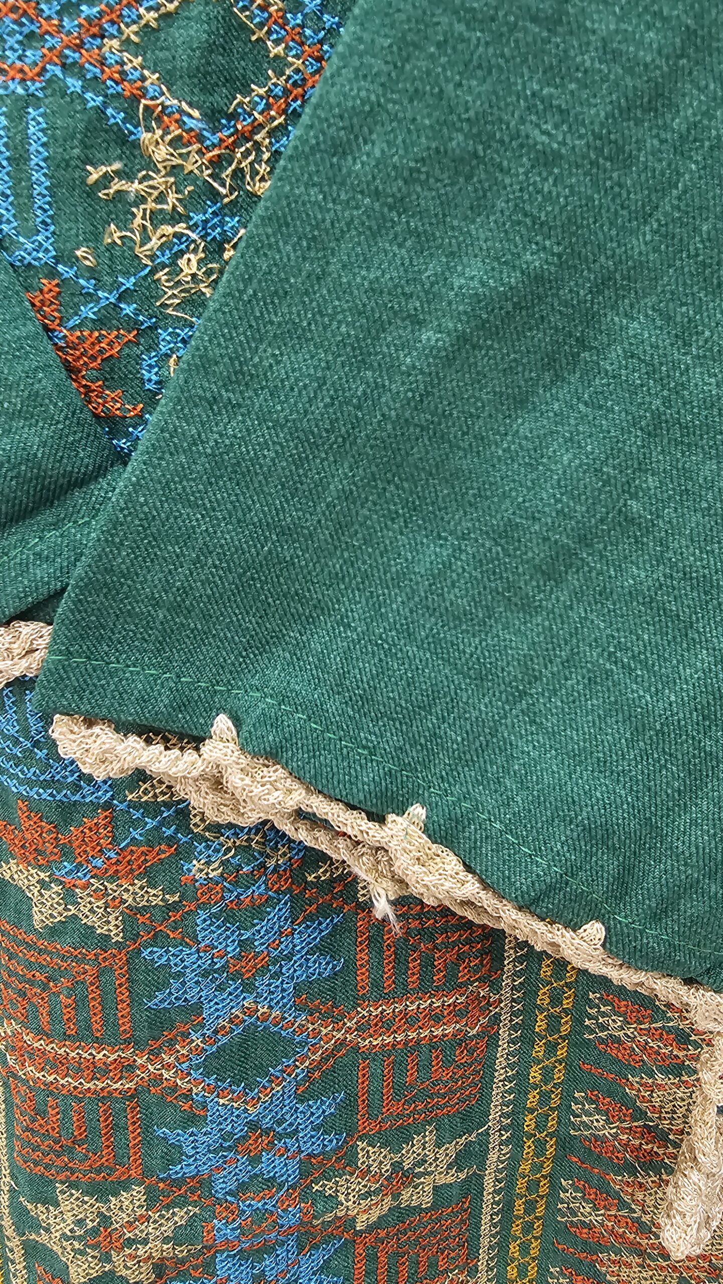 جلباب نسائي أخضر بتطريز تراثي ملون - الصورة 2