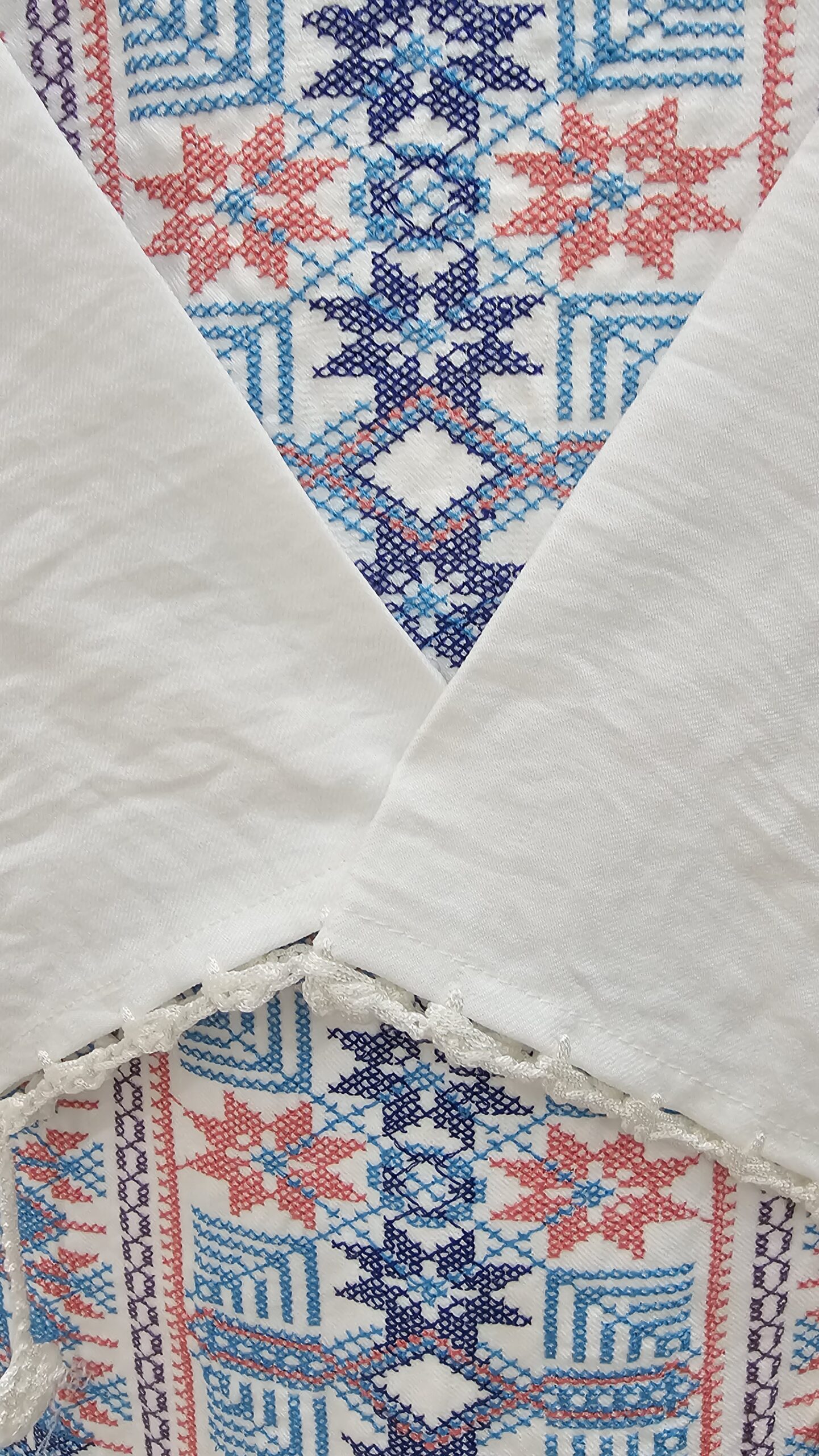 جلباب مغربي طويل أبيض بتطريز هندسي ملون - الصورة 2