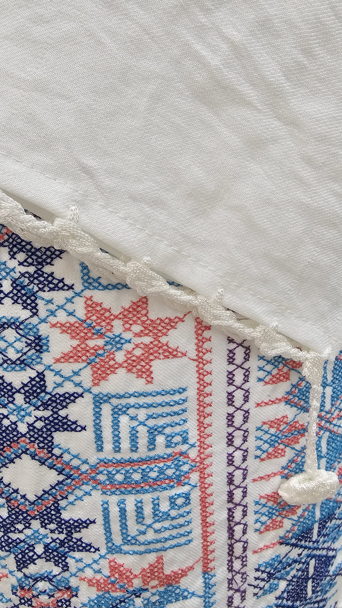 جلباب مغربي طويل أبيض بتطريز هندسي ملون - الصورة 3