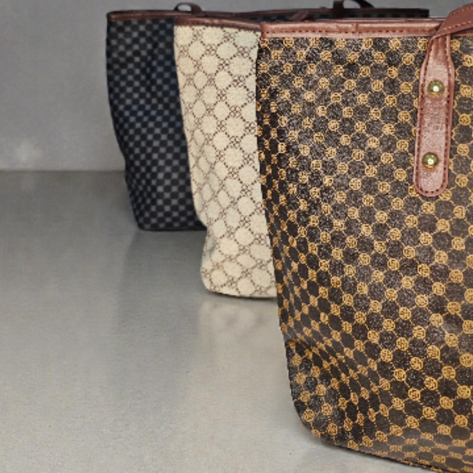 شنطة جلد نسائية كبيرة – تصميم مربعات أنيق