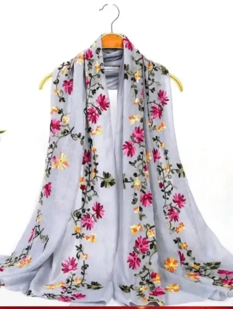 طرحة (وشاح) بيضاء مطرزة بالزهور الملونة