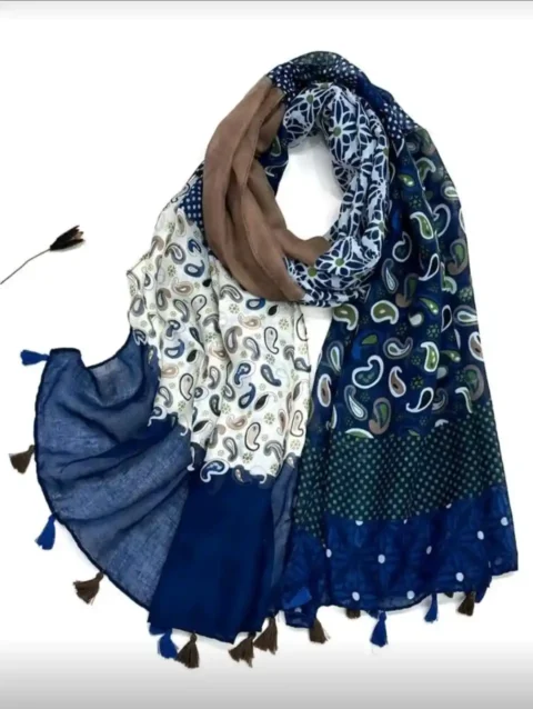 طرحة (وشاح) بنقوش البيزلي وتصميم الكولاج باللون الأزرق