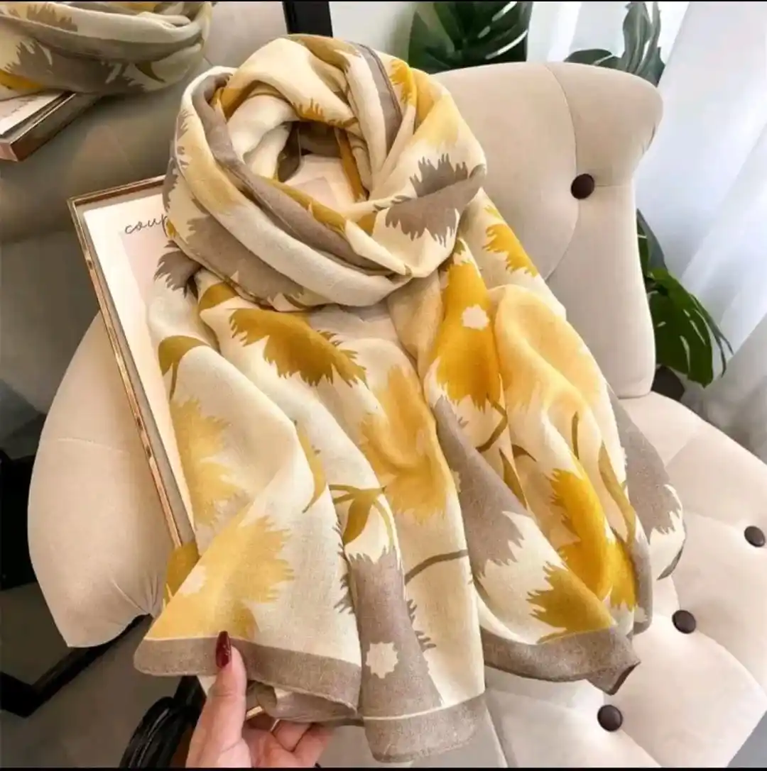 طرحة (وشاح) بنقوش الورد باللون الأصفر والبيج