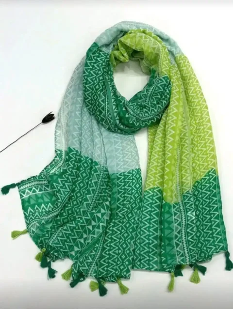 طرحة (وشاح) بنقوش هندسية وتدرجات اللون الأخضر