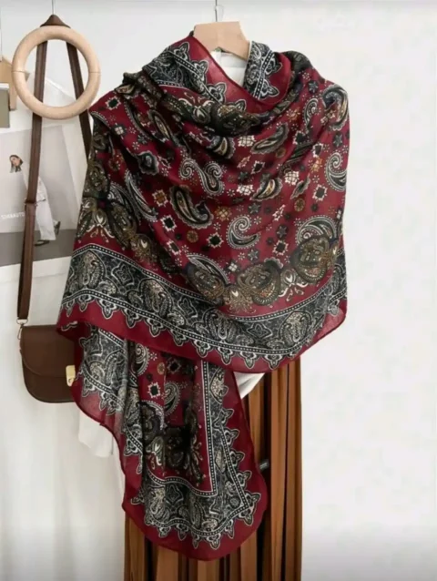 طرحة (وشاح) بنقوش البيزلي باللون الخمري والأسود