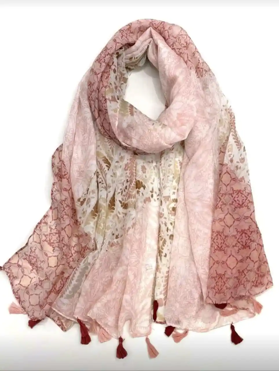 طرحة (وشاح) باللون الوردي بنقوش متداخلة