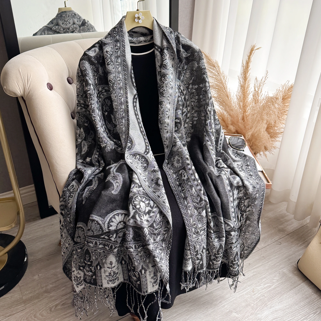 طرحه شال تراثي فاخر بنقوش كلاسيكية – أسود ورمادي فاتح