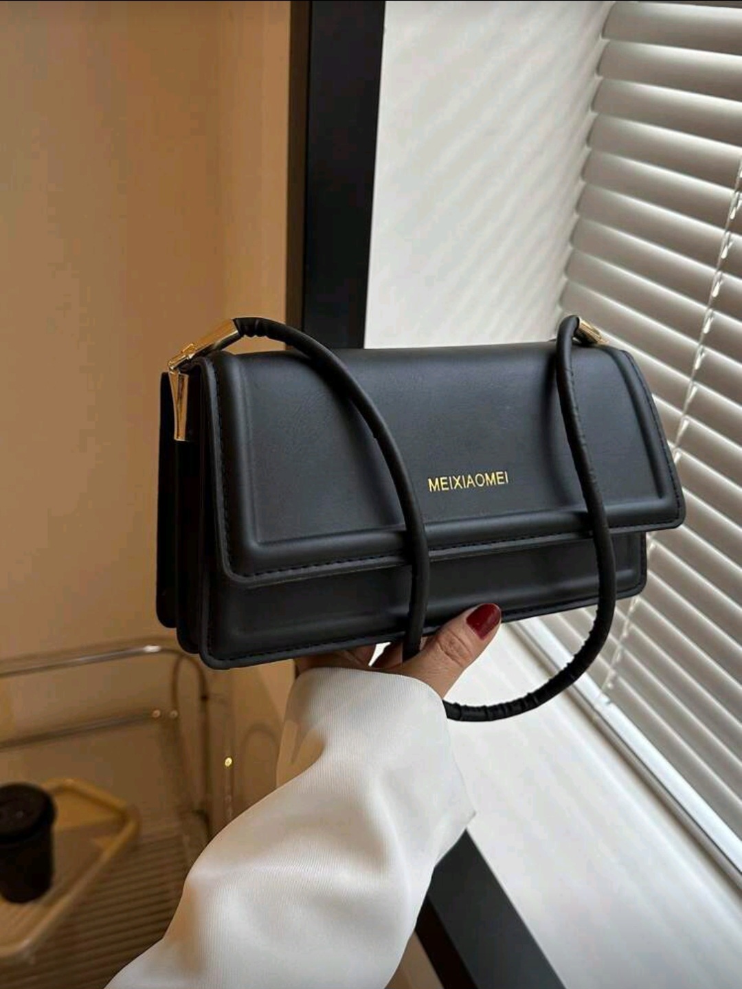 شنطة نسائية مربعه أنيقة بحزام كتف