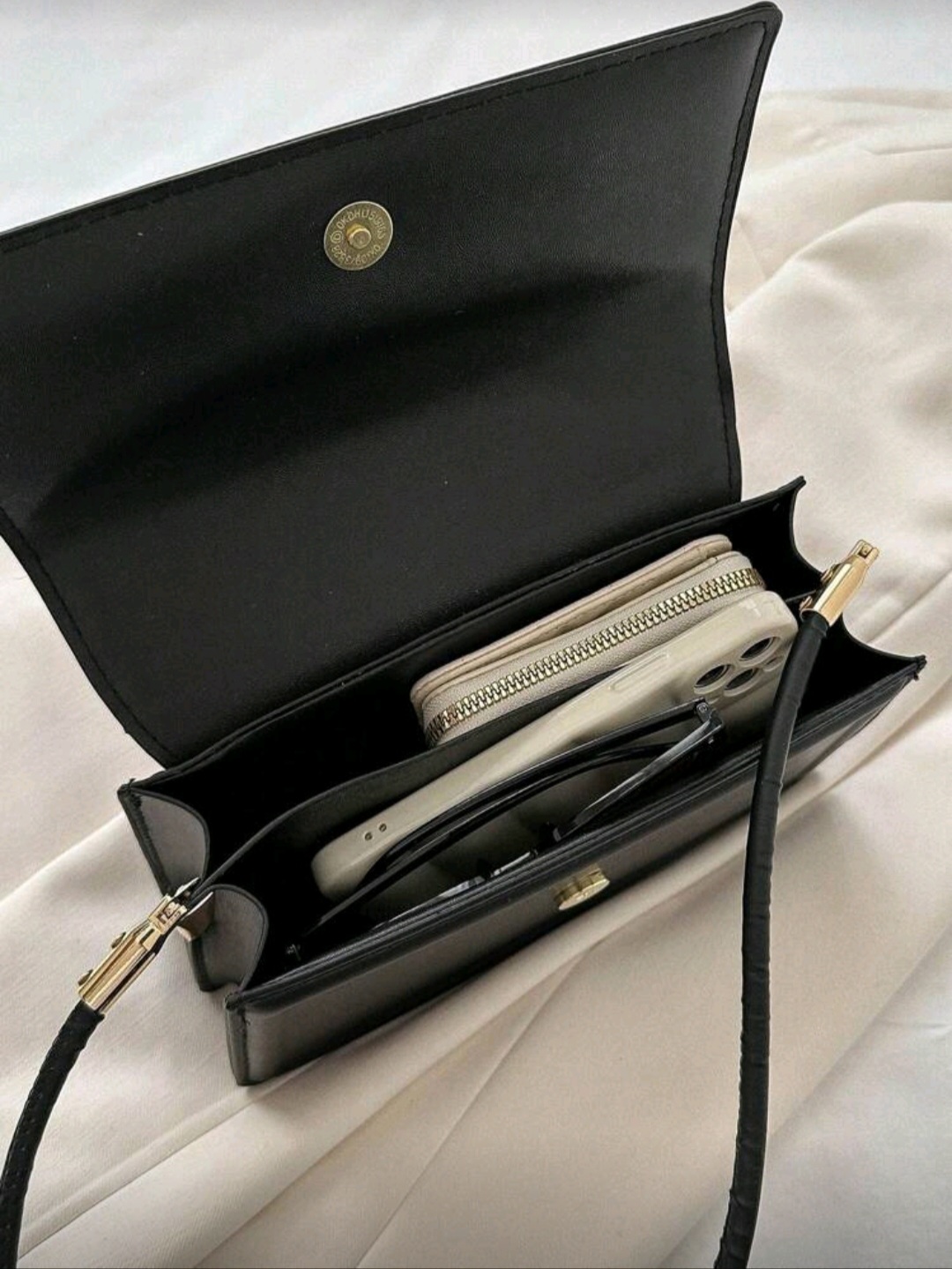 شنطة نسائية مربعه أنيقة بحزام كتف - الصورة 6