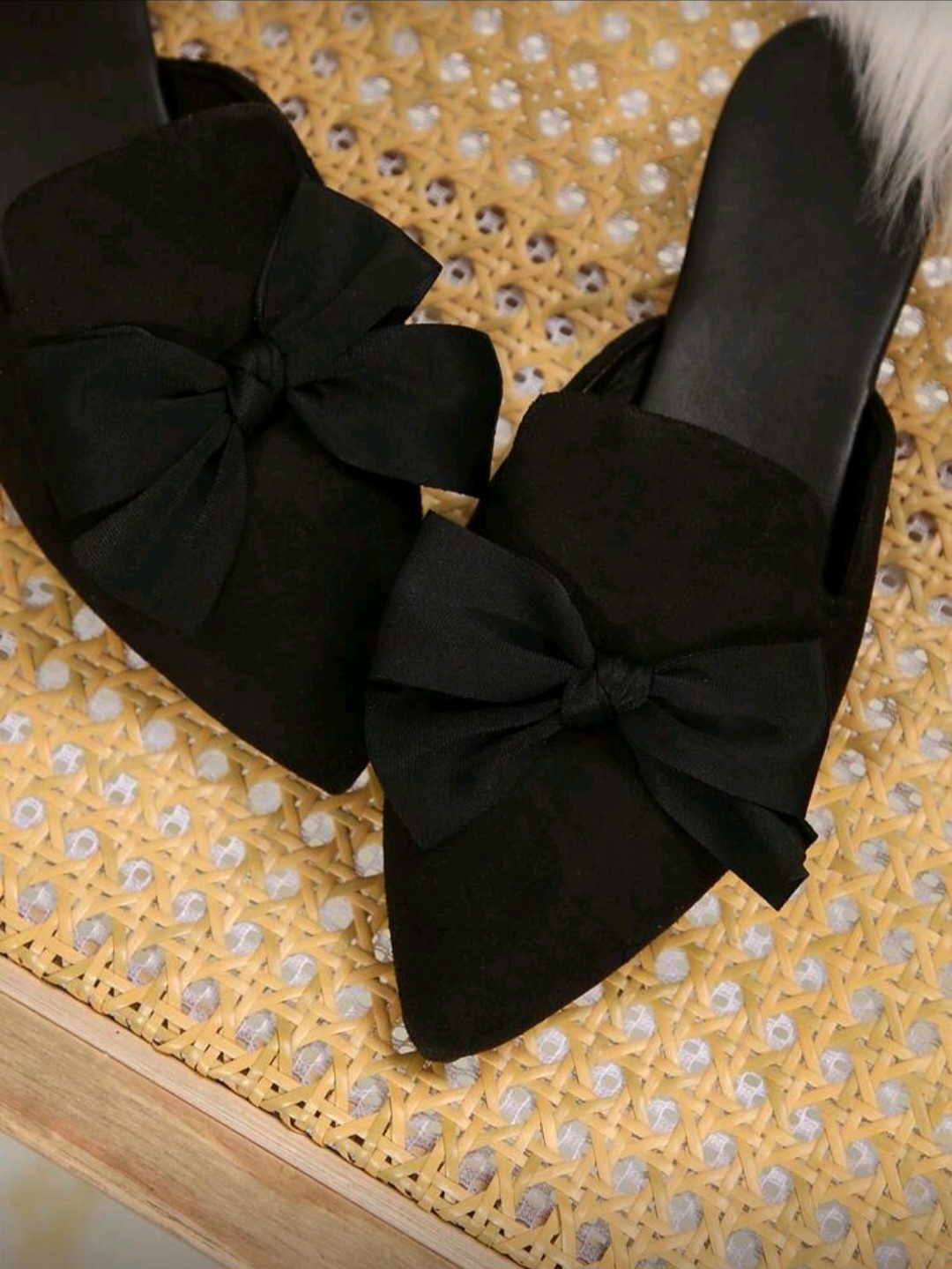 حذاء نسائي مسطح أسود بمقدمة مدببة مع فيونكة أنيقة