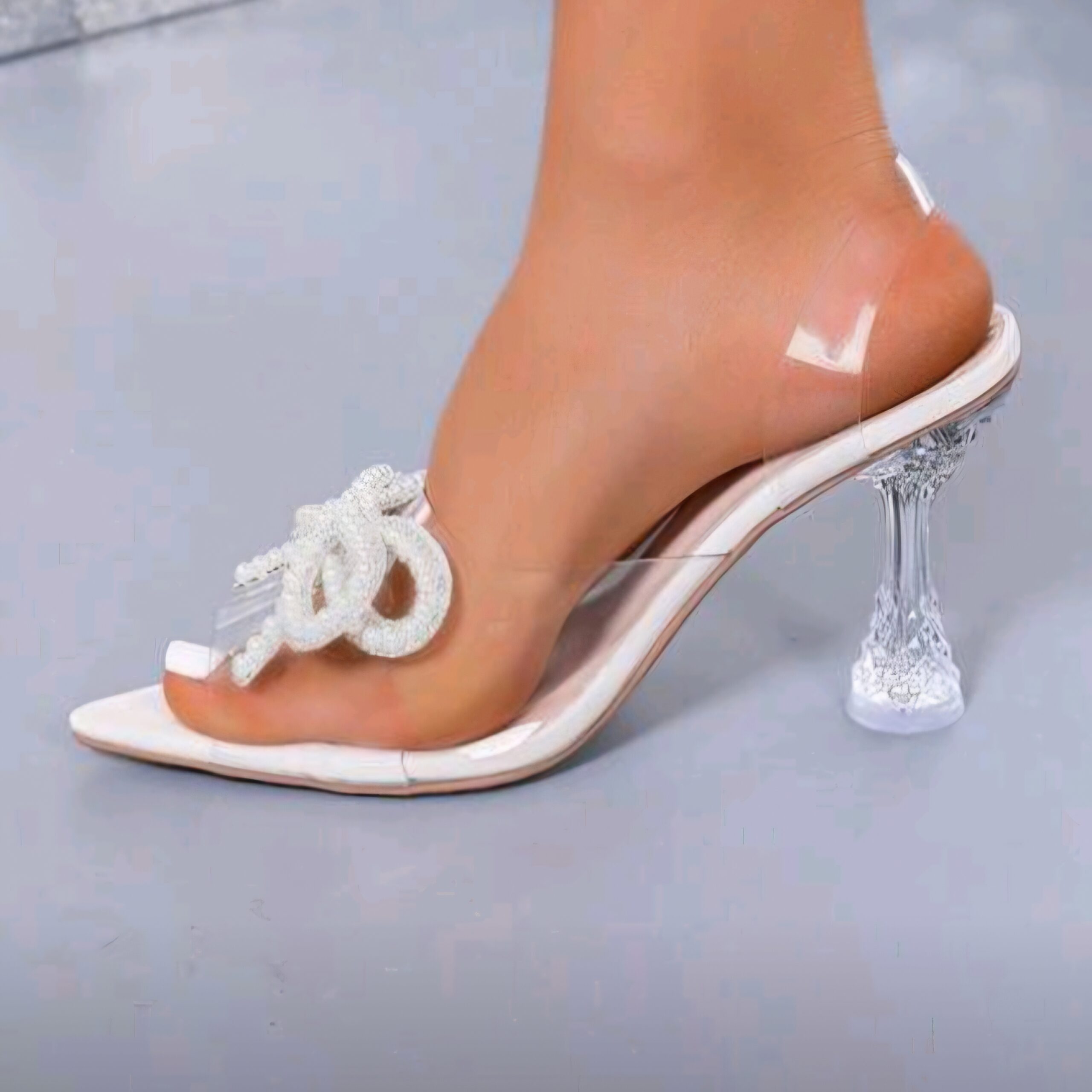 حذاء نسائي بكعب عالي شفاف مزين بفيونكة كريستالية أنيقة - الصورة 2