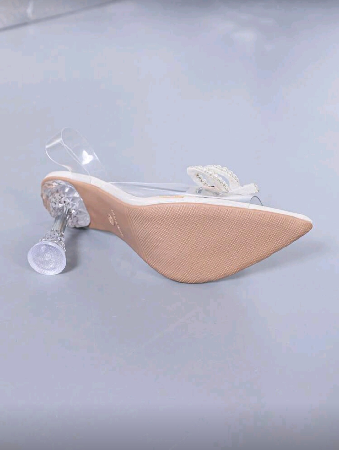 حذاء نسائي بكعب عالي شفاف مزين بفيونكة كريستالية أنيقة - الصورة 4