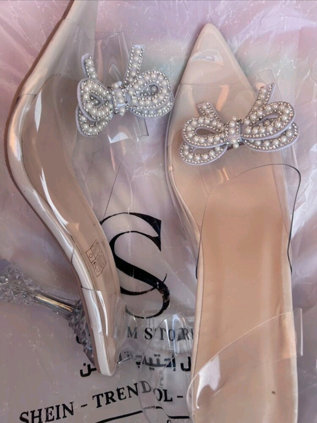 حذاء نسائي بكعب عالي شفاف مزين بفيونكة كريستالية أنيقة - الصورة 5