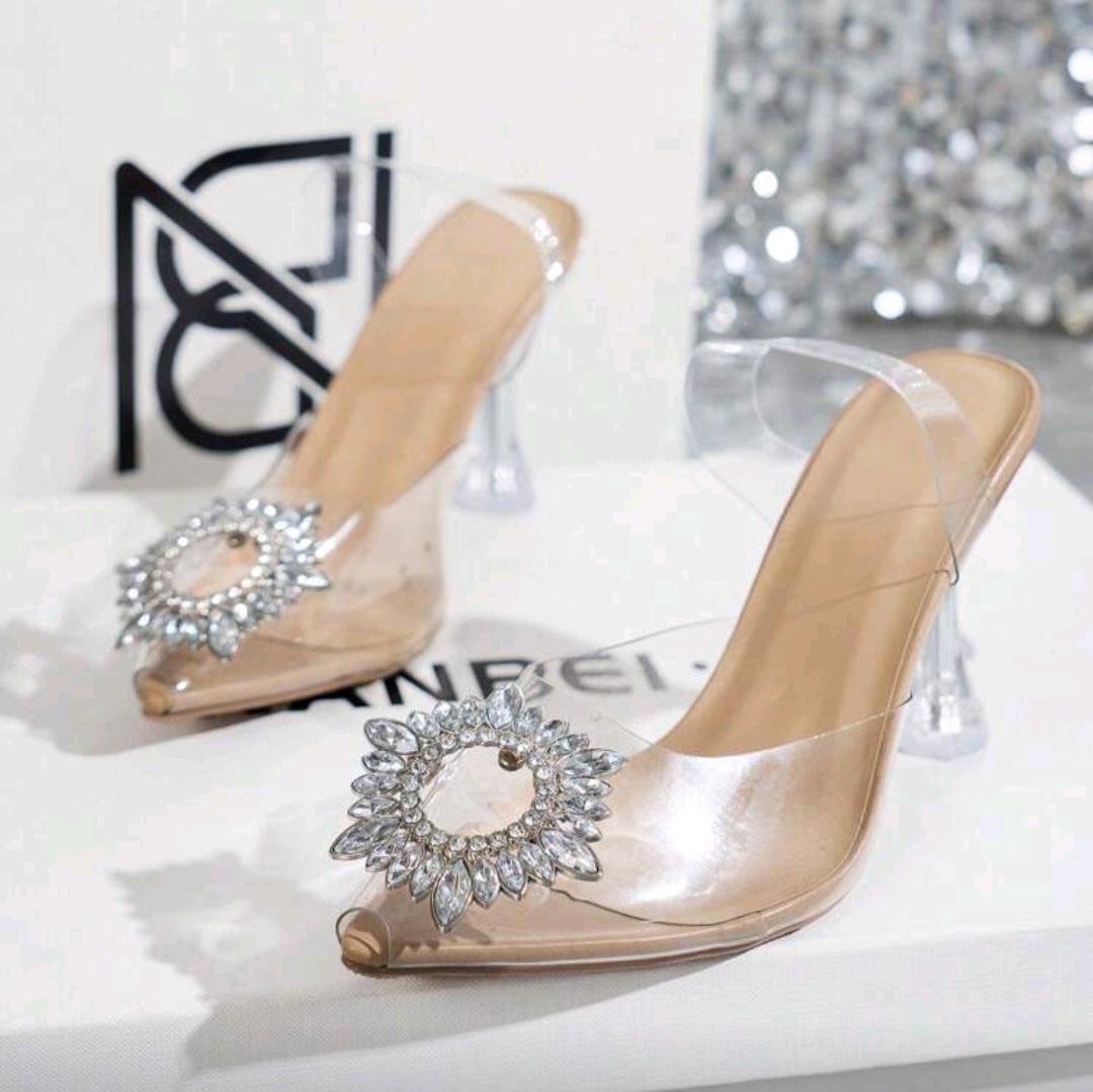 حذاء نسائي بكعب عالي شفاف مزين بكريستال زهرة الشمس – لون مشمشي