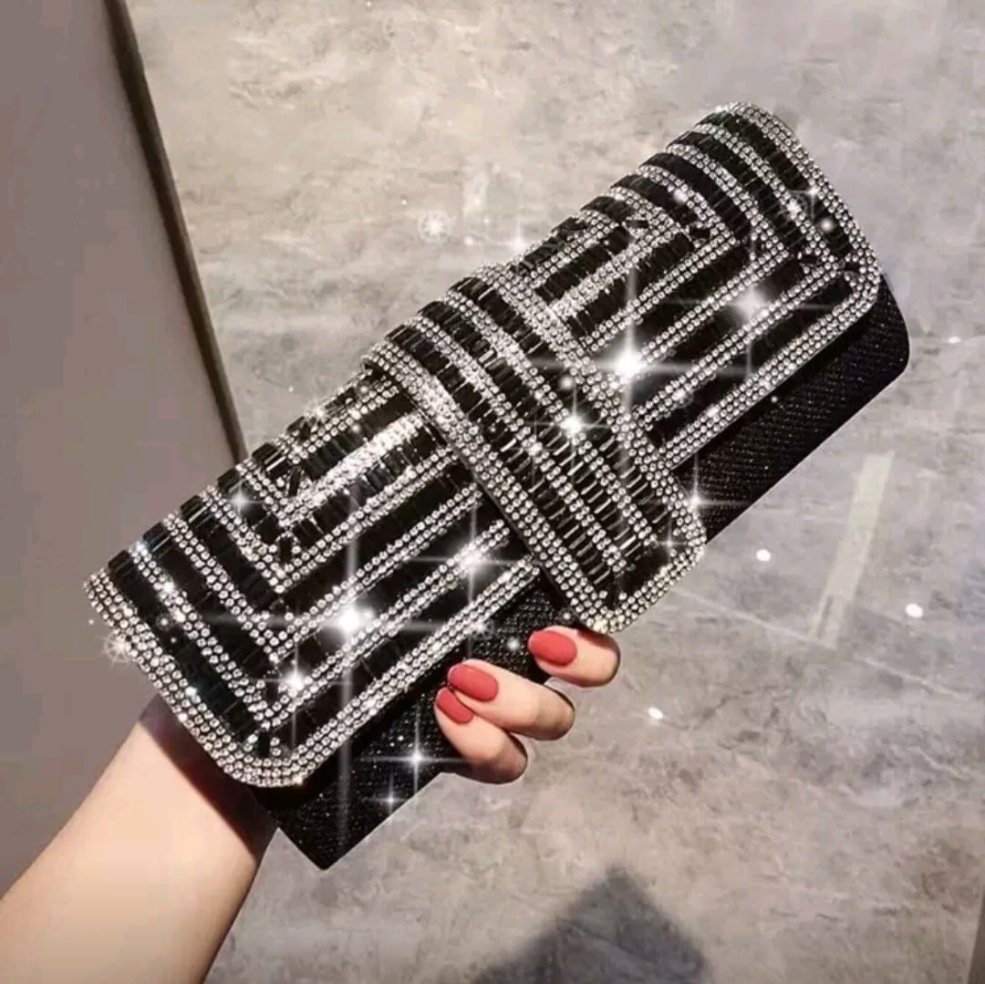 حقيبة كلتش نسائية فاخرة مرصعة بالراين ستون بتصميم مغلف أنيق