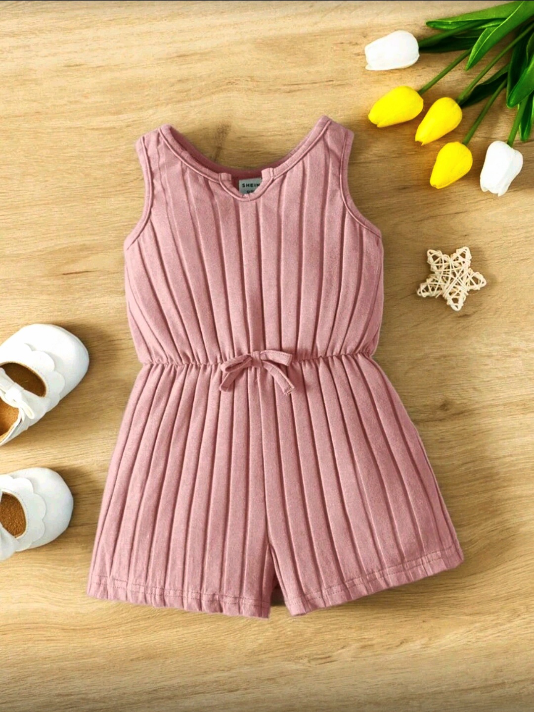 بدلة كتانية مضلعة بطبعة عقدة أمامية لطفلة صغيرة – وردي مغبر