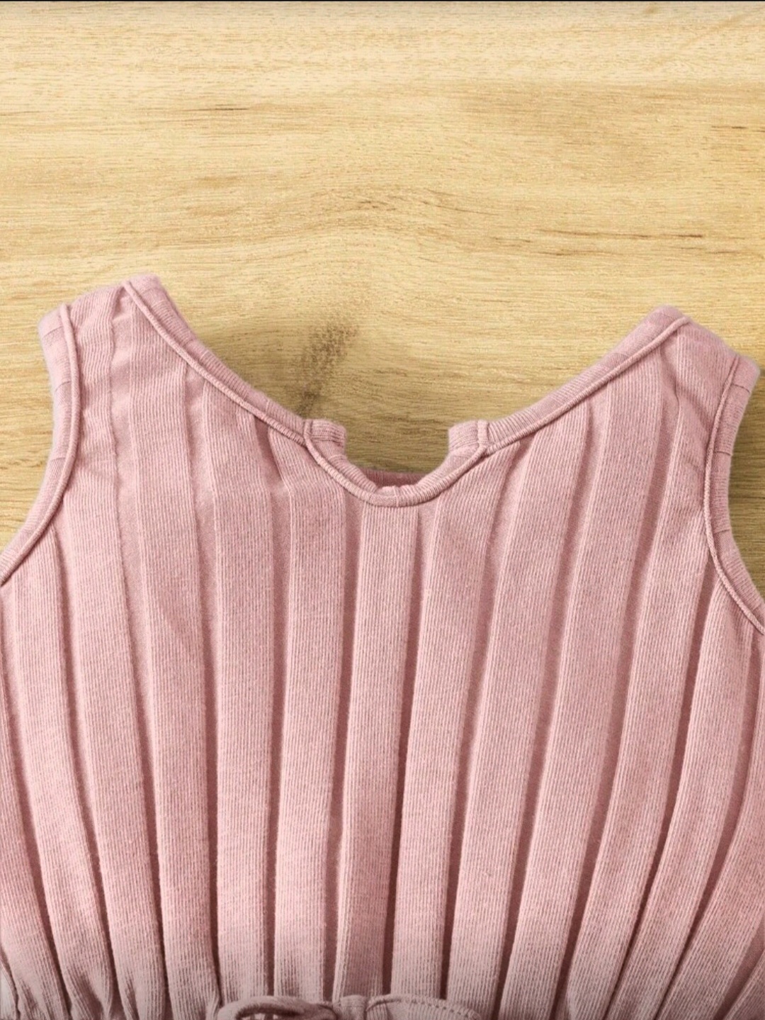 بدلة كتانية مضلعة بطبعة عقدة أمامية لطفلة صغيرة – وردي مغبر - الصورة 2