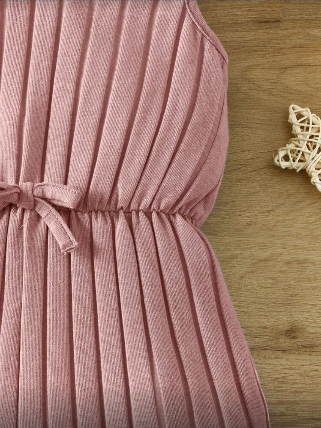 بدلة كتانية مضلعة بطبعة عقدة أمامية لطفلة صغيرة – وردي مغبر - الصورة 5