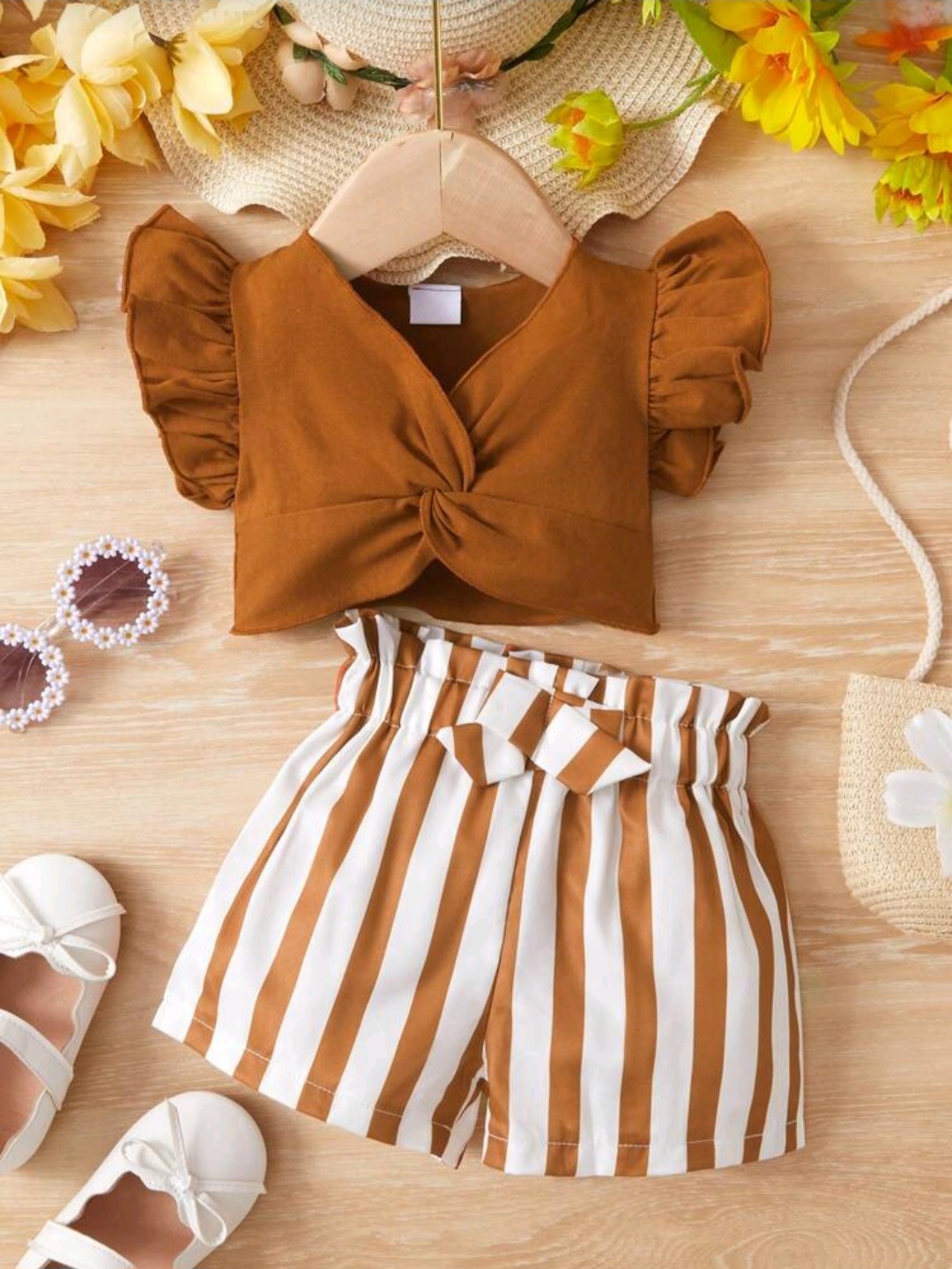 طقم لبسة للبنت الصغيرة بلون شوكولاتة بني مع شورت مخطط