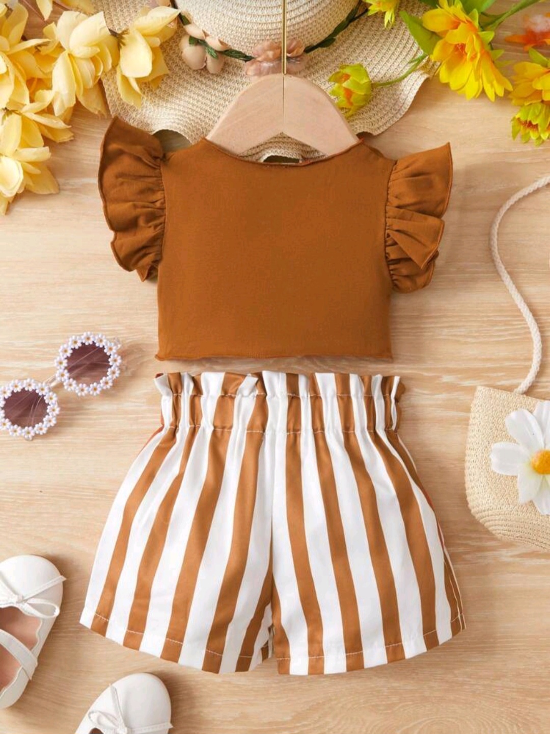 طقم لبسة للبنت الصغيرة بلون شوكولاتة بني مع شورت مخطط - الصورة 2