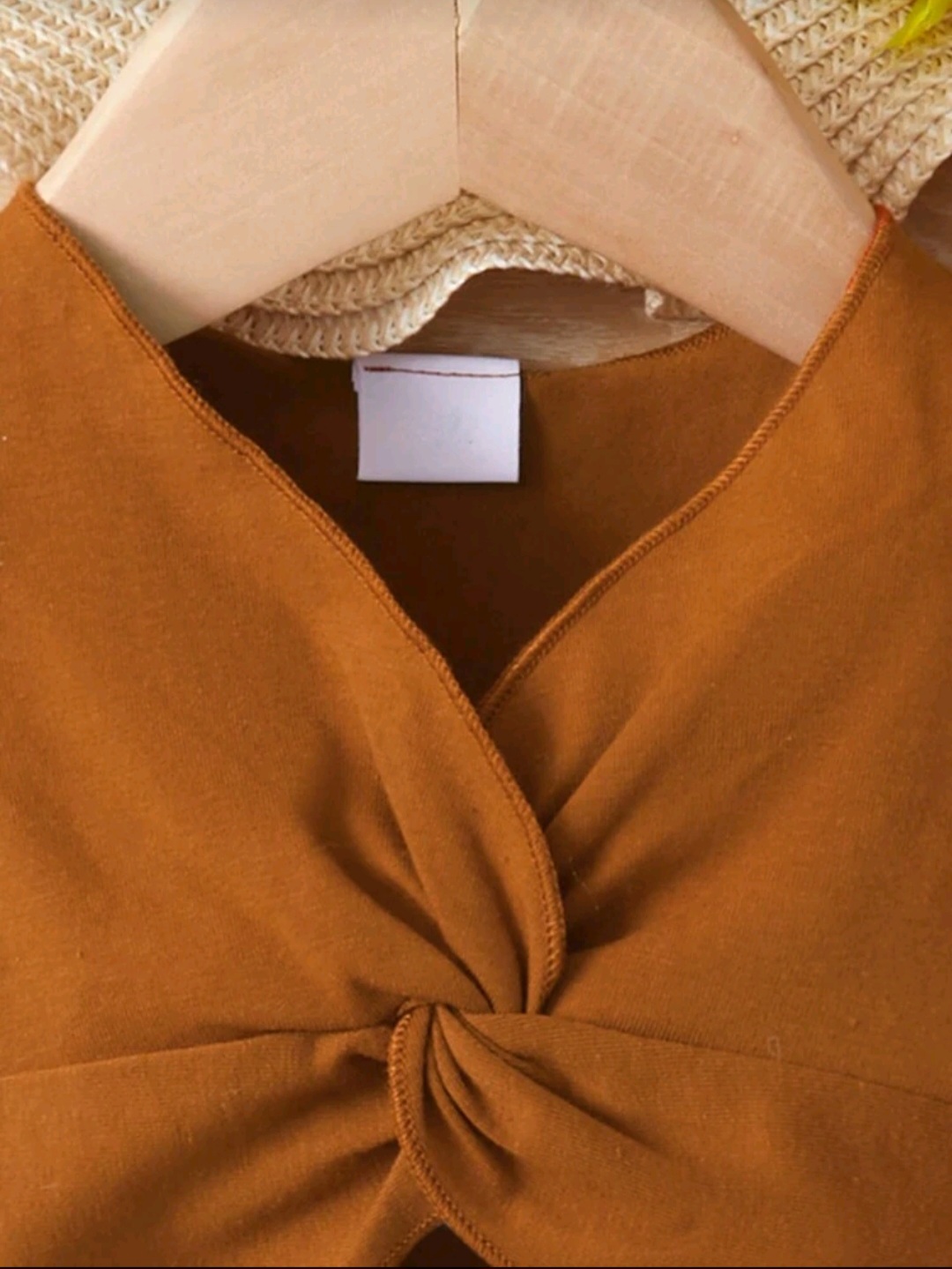 طقم لبسة للبنت الصغيرة بلون شوكولاتة بني مع شورت مخطط - الصورة 3