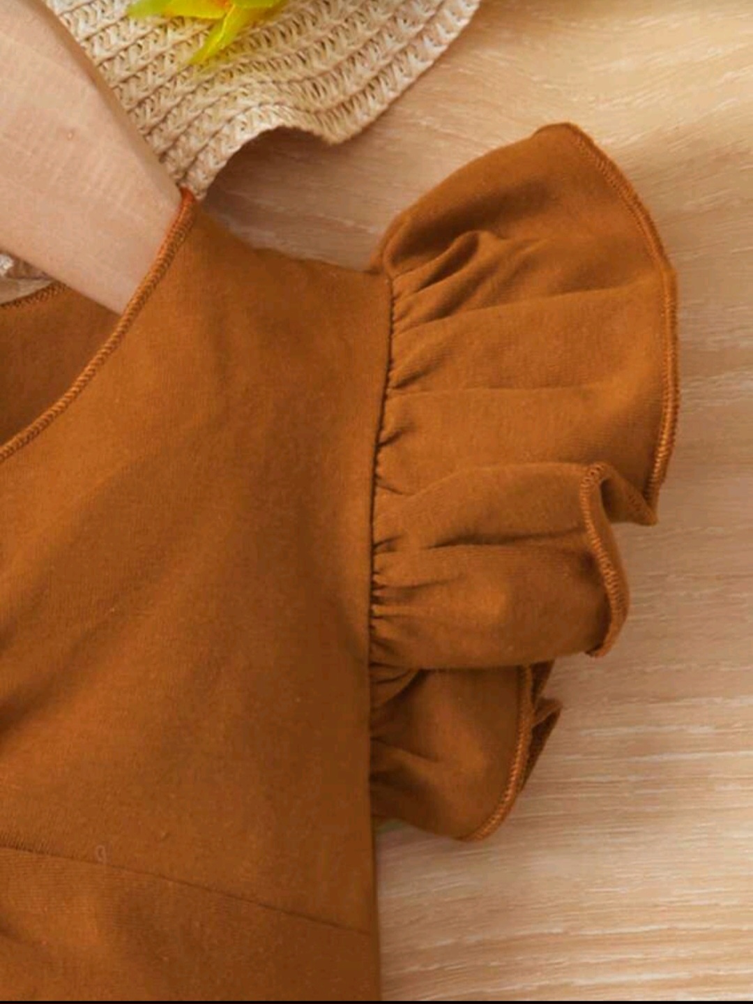 طقم لبسة للبنت الصغيرة بلون شوكولاتة بني مع شورت مخطط - الصورة 4