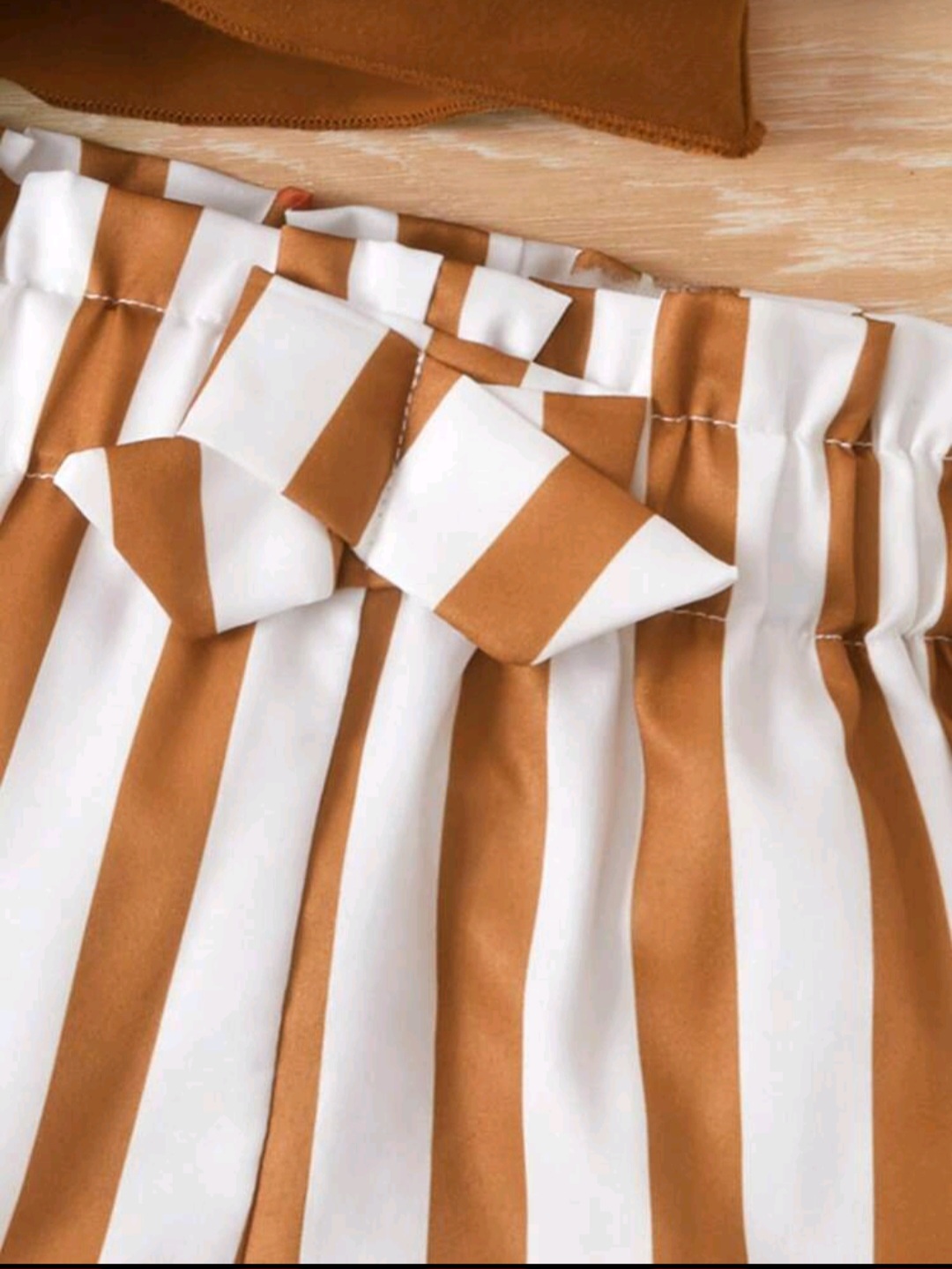 طقم لبسة للبنت الصغيرة بلون شوكولاتة بني مع شورت مخطط - الصورة 5