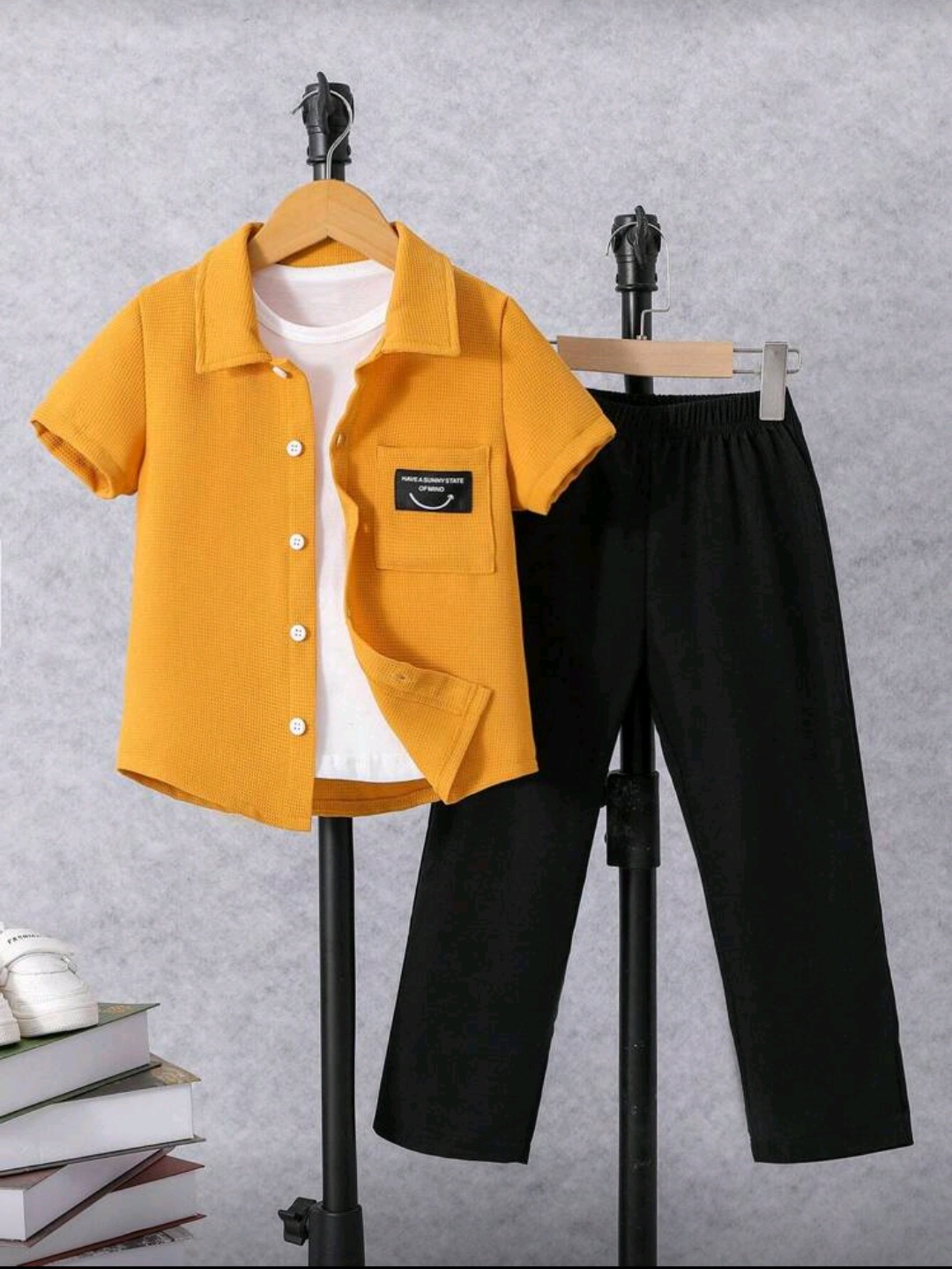 طقم أطفال أنيق مكون من قميص أصفر وبنطال أسود