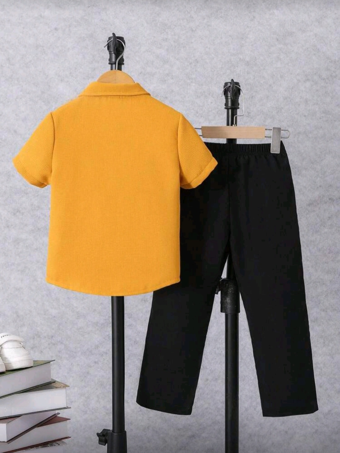 طقم أطفال أنيق مكون من قميص أصفر وبنطال أسود - الصورة 2