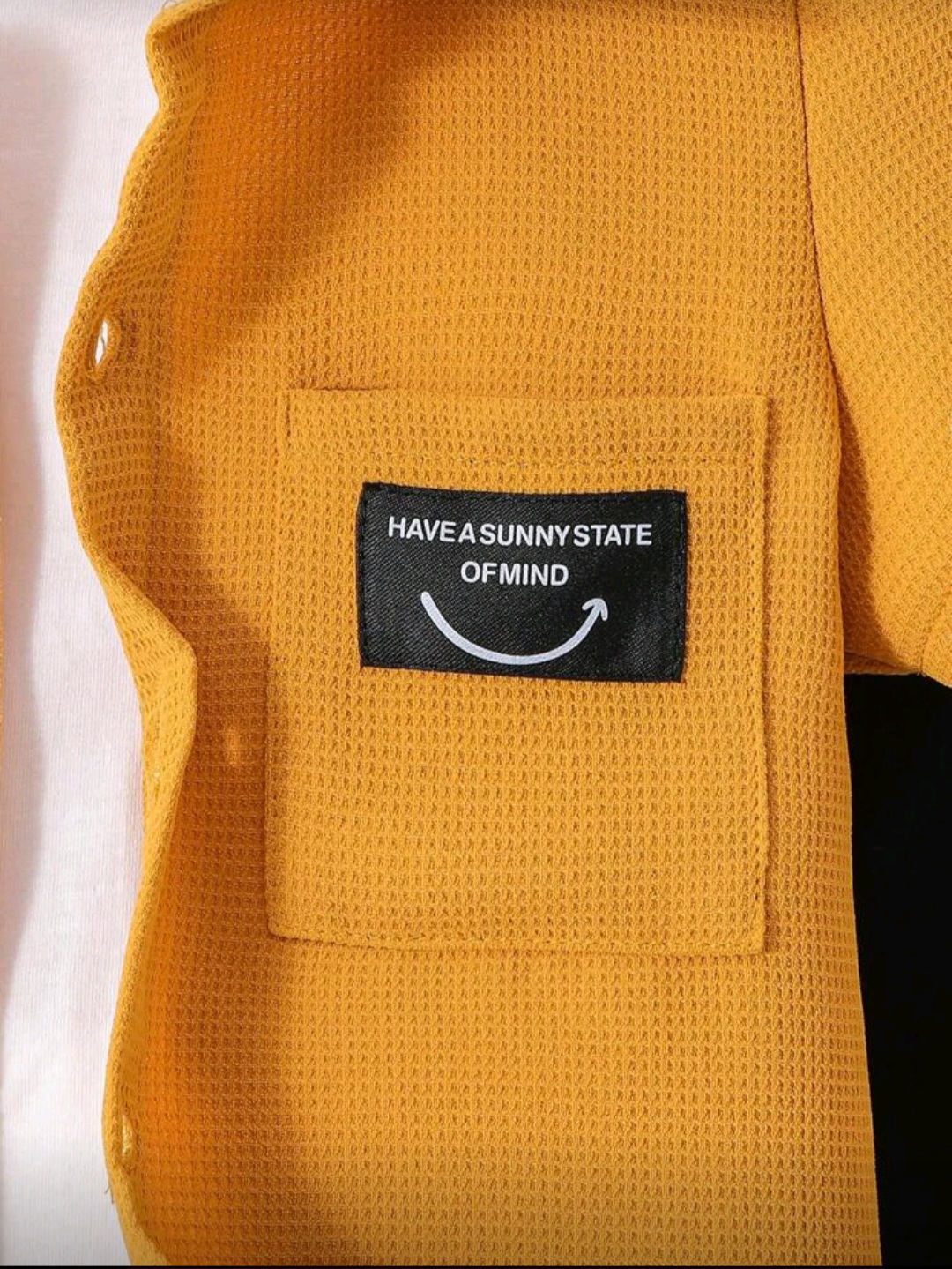 طقم أطفال أنيق مكون من قميص أصفر وبنطال أسود - الصورة 3