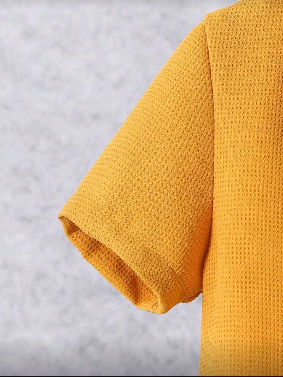 طقم أطفال أنيق مكون من قميص أصفر وبنطال أسود - الصورة 4