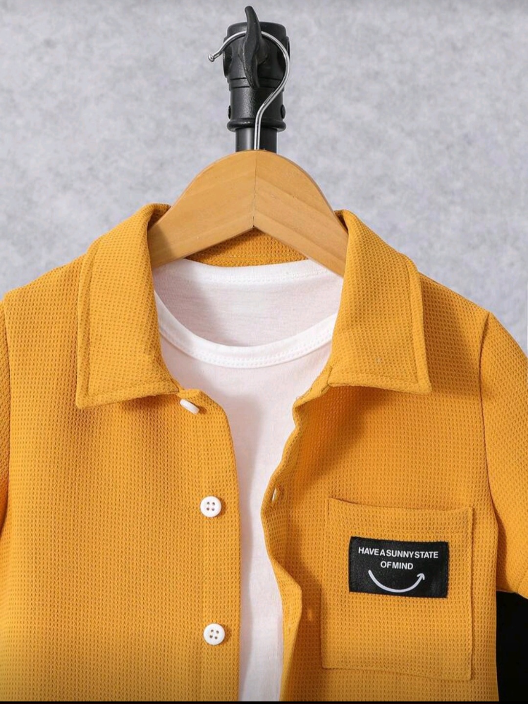 طقم أطفال أنيق مكون من قميص أصفر وبنطال أسود - الصورة 5