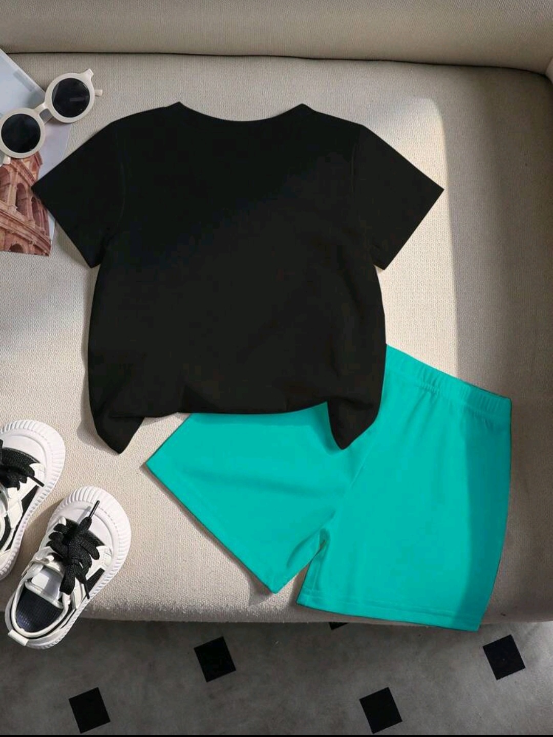 طقم أطفال صيفي قطعتين تيشيرت أسود وشورت أخضر بترولي - الصورة 2