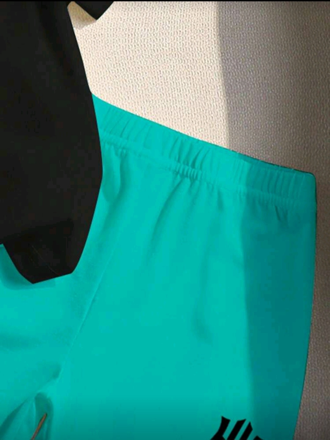 طقم أطفال صيفي قطعتين تيشيرت أسود وشورت أخضر بترولي - الصورة 4